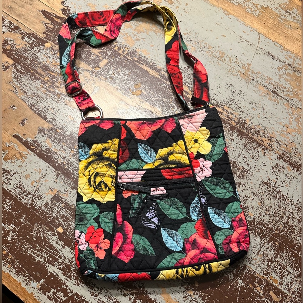 EUC- Vera Bradley Rose pattern Crossbody excellent condition, like brand new!!